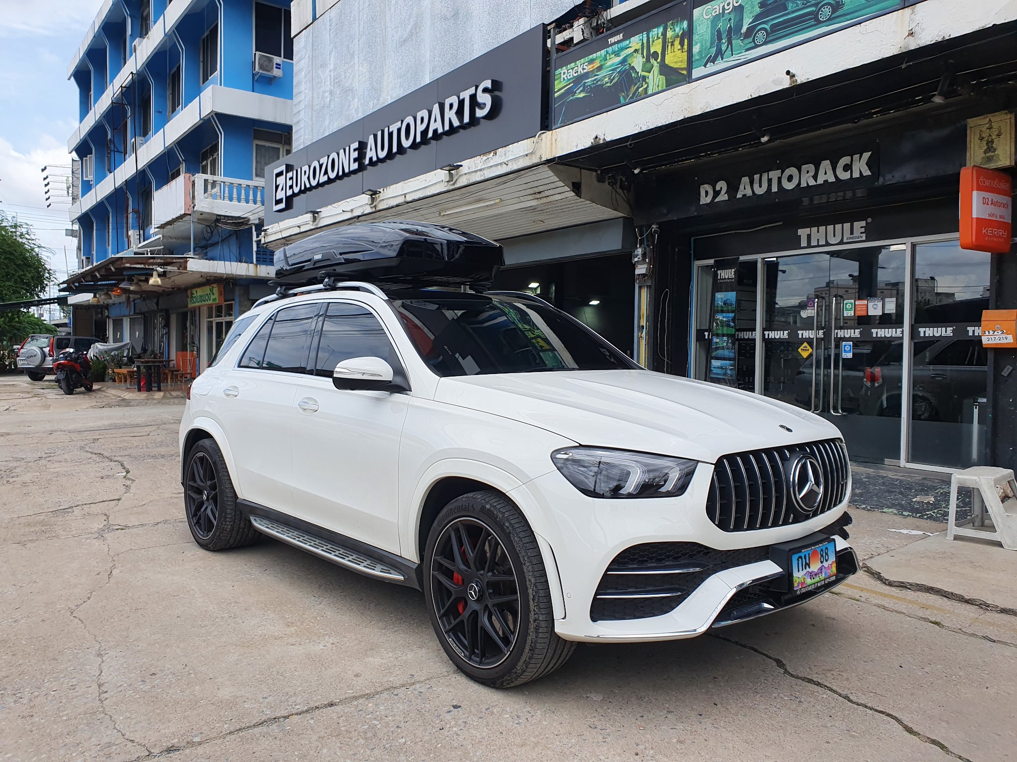 Benz GLE 300d ติดตั้ง กล่องเก็บของบนหลังคารถ THULE Roofbox รุ่น Motion XT Size XL