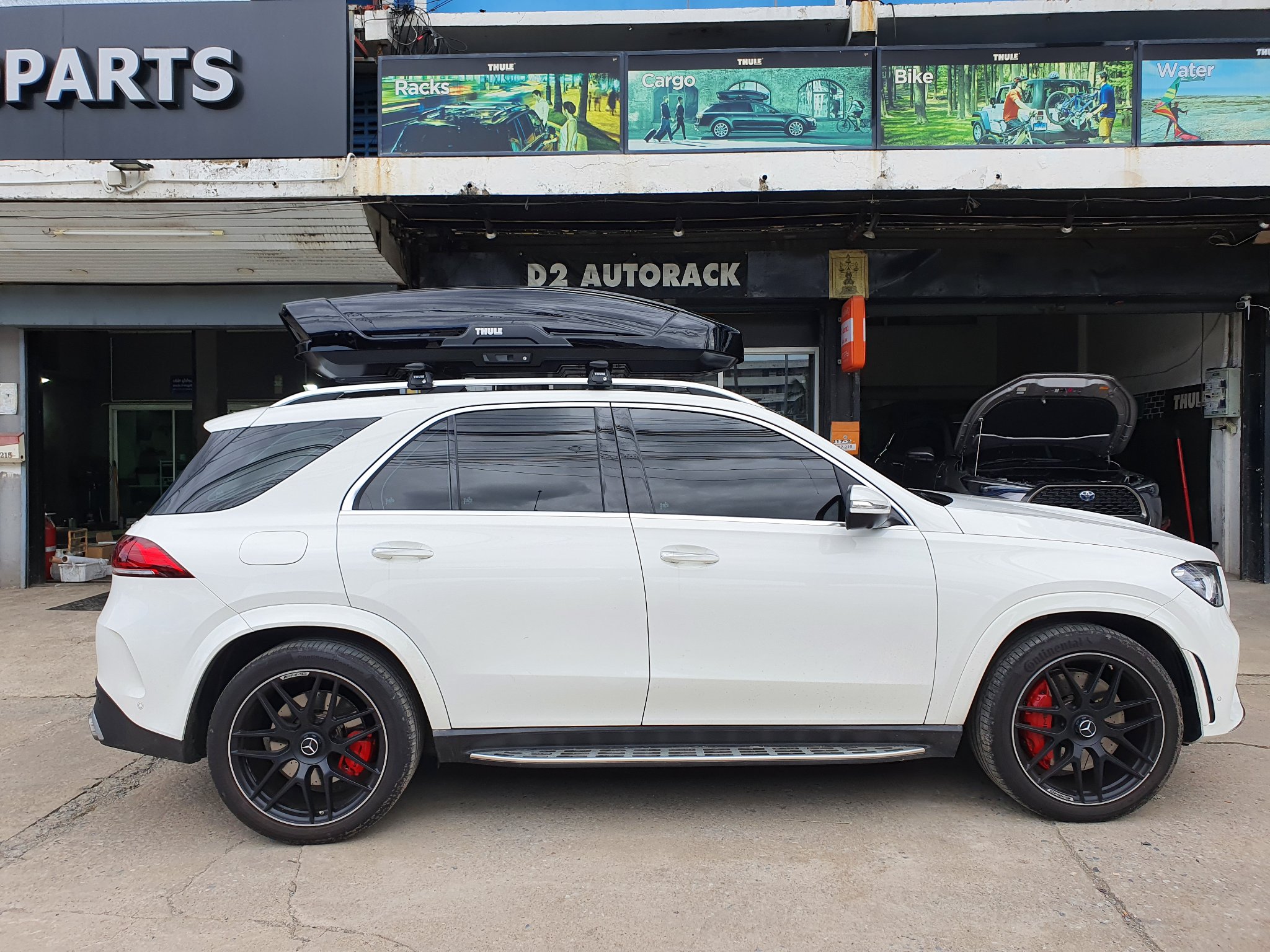 Benz GLE 300d ติดตั้ง กล่องใส่ของบนหลังคารถ THULE Roofbox รุ่น Motion XT Size XL