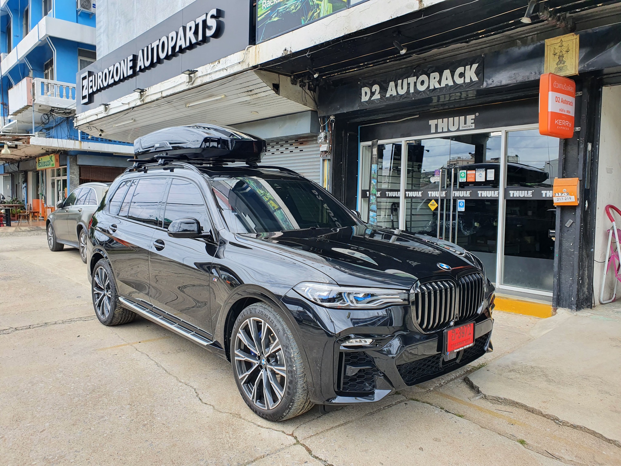 BMW X7 ติดตั้ง กล่องเก็บของบนหลังคารถ THULE Roofbox รุ่น Motion XT Size XL