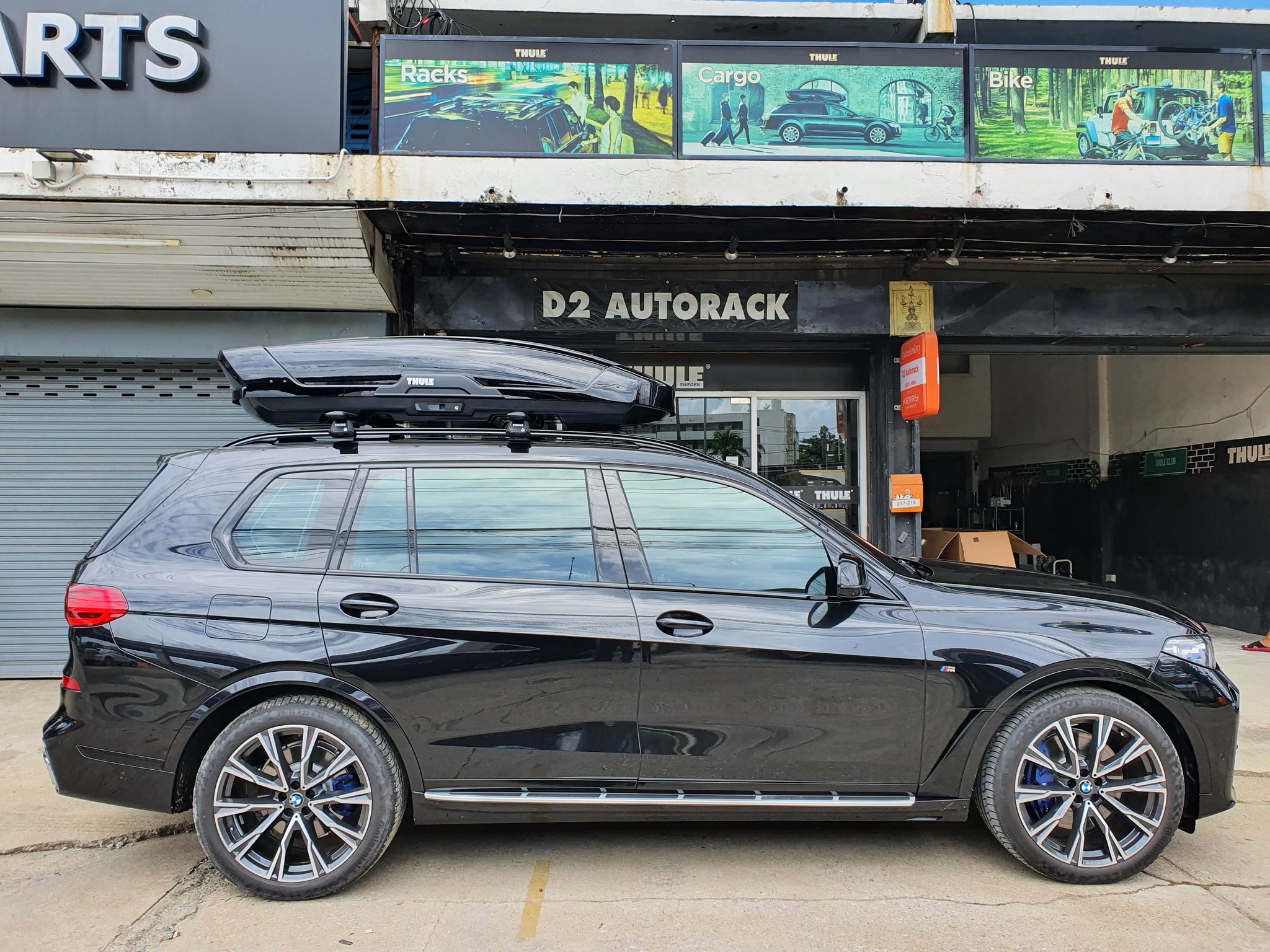 BMW X7 ติดตั้ง กล่องใส่ของบนหลังคารถ THULE Roofbox รุ่น Motion XT Size XL