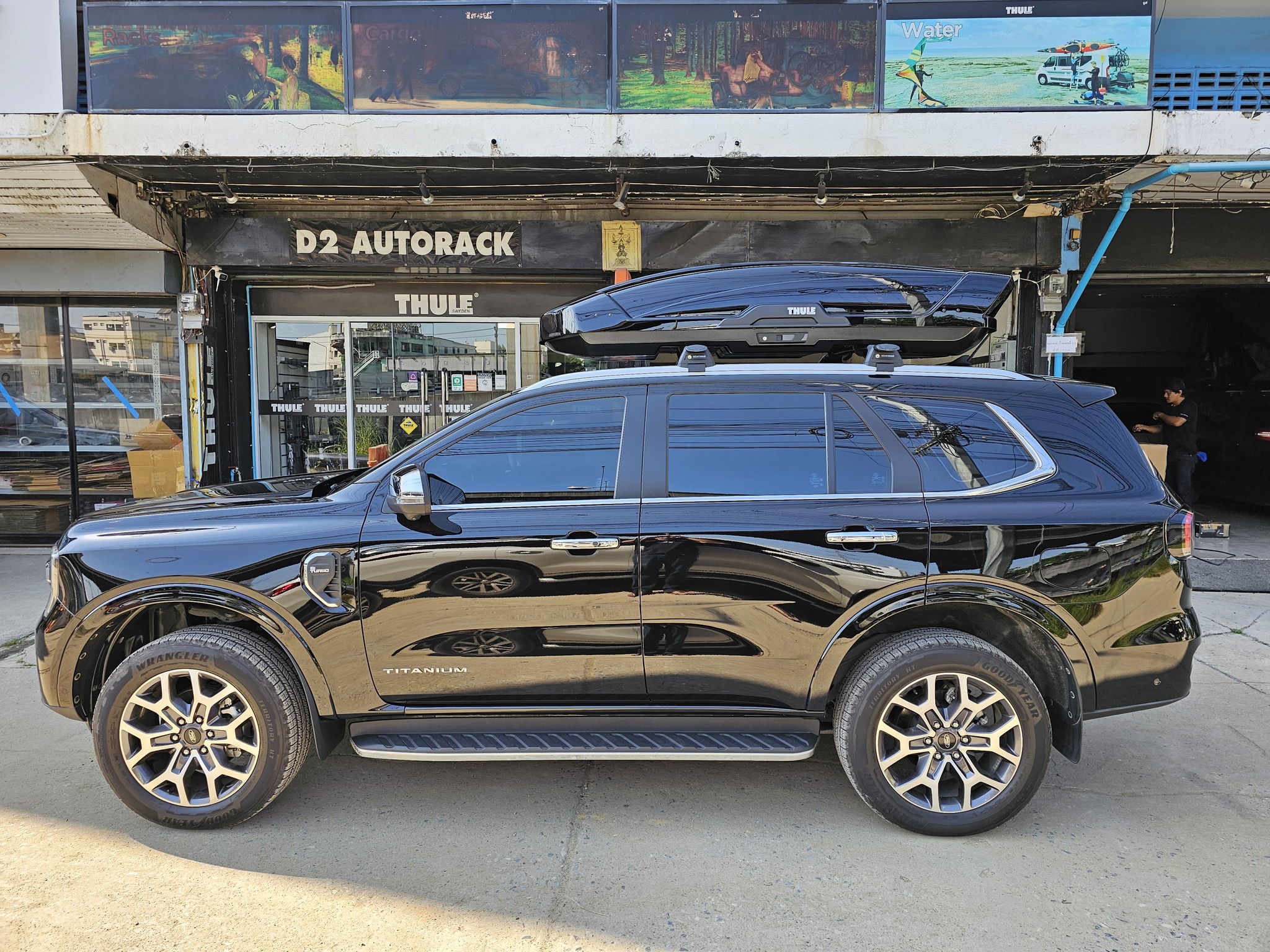 Ford Everest Next Gen ติดตั้ง กล่องใส่ของบนหลังคารถ THULE Roofbox รุ่น Motion XT Size XL