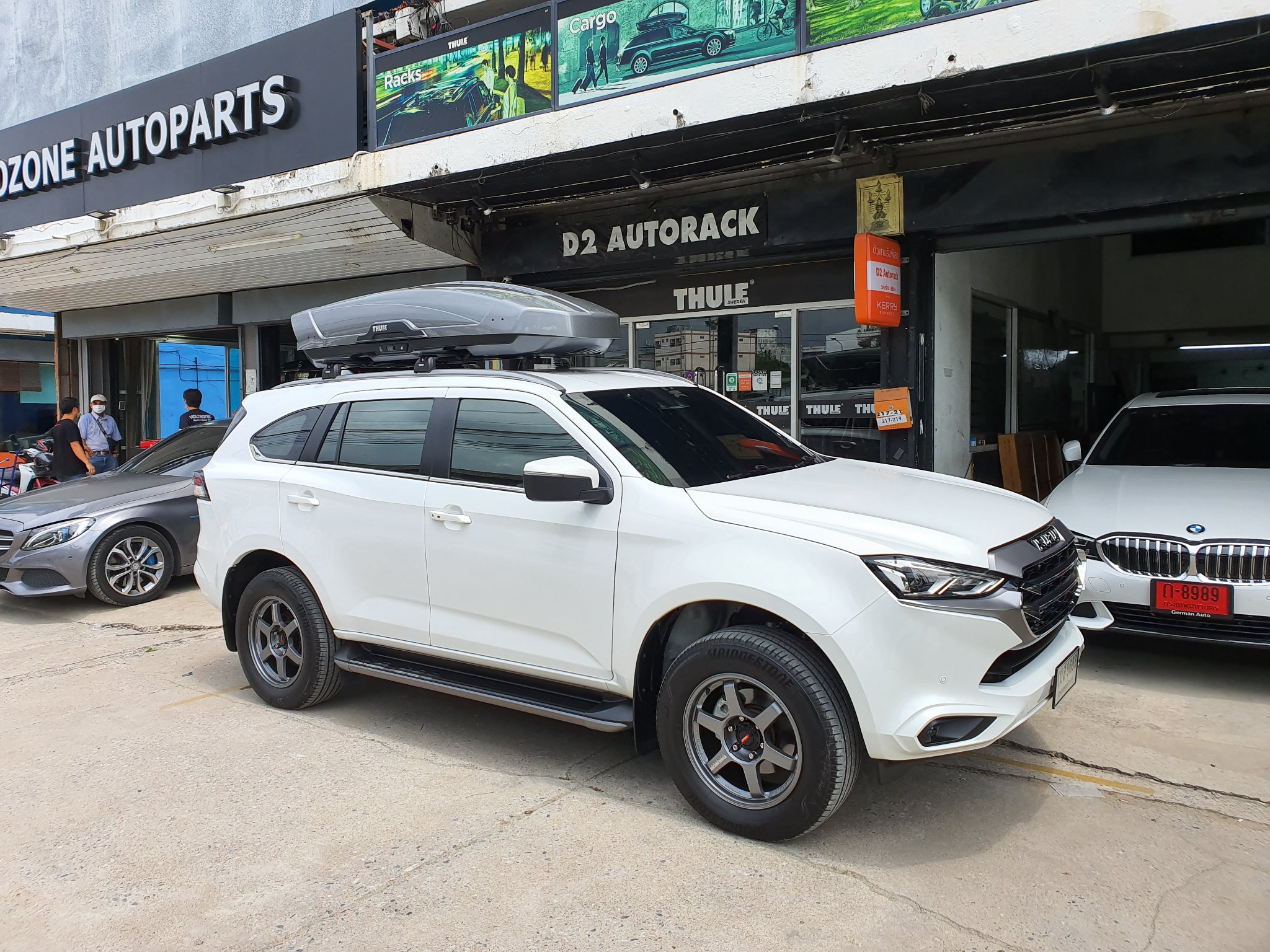 Isuzu Mu-X ติดตั้ง กล่องเก็บของบนหลังคารถ THULE Roofbox รุ่น Motion XT Size XL