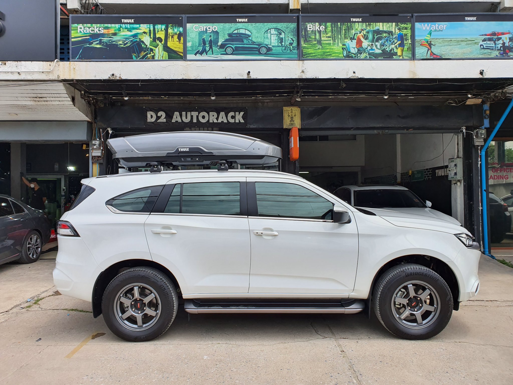 Isuzu Mu-X ติดตั้ง กล่องใส่ของบนหลังคารถ THULE Roofbox รุ่น Motion XT Size XL