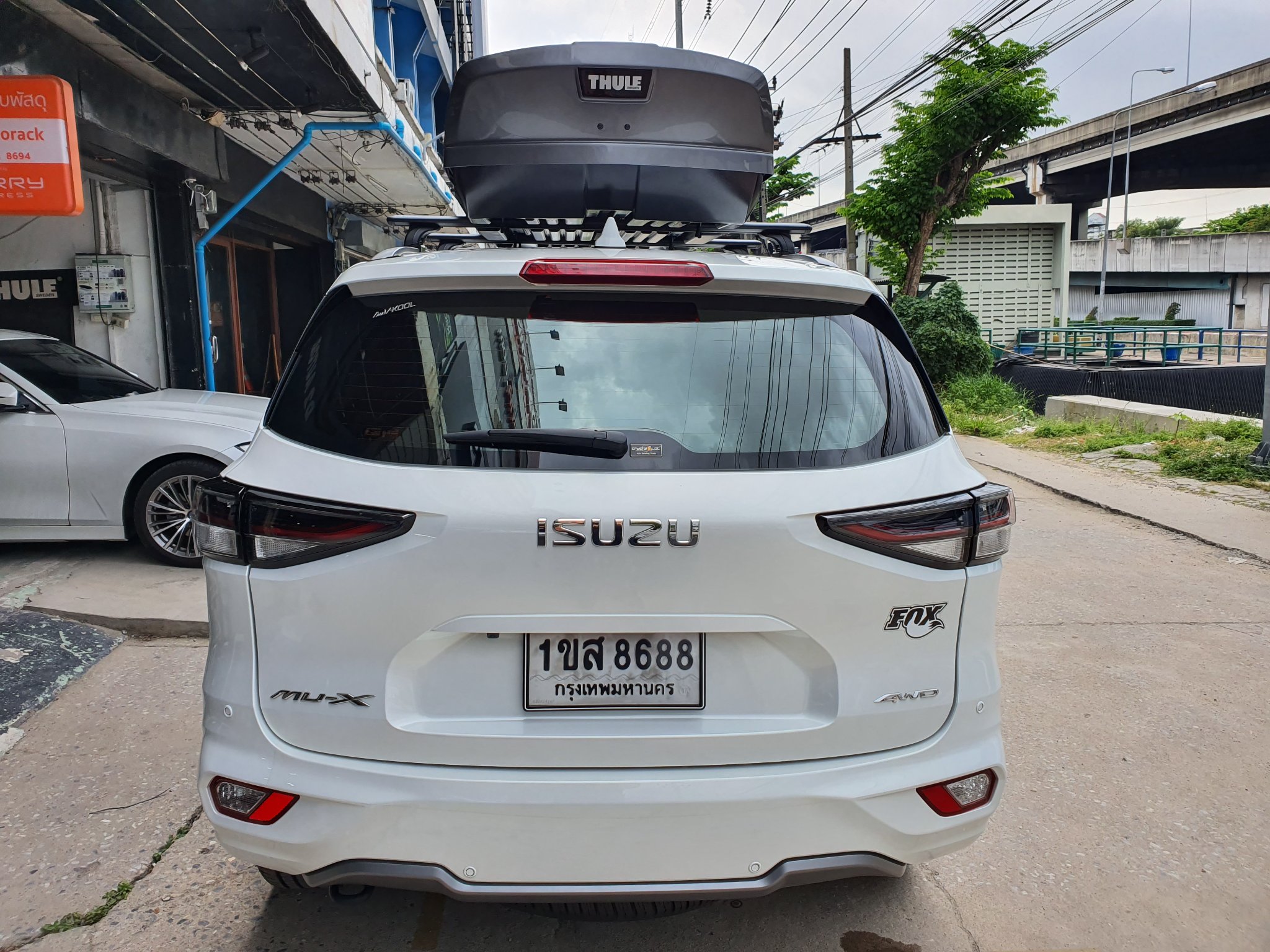 Isuzu Mu-X ติดตั้ง กล่องเก็บของหลังคารถ THULE Roofbox รุ่น Motion XT Size XL