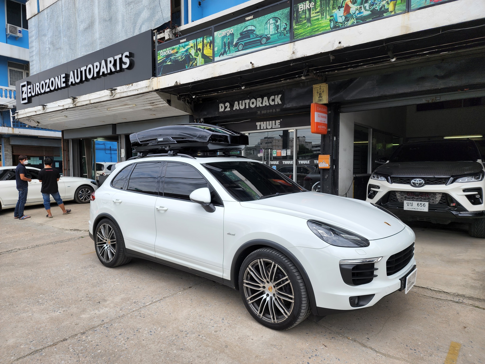 Porsche Cayenne ติดตั้ง กล่องเก็บของบนหลังคารถ THULE Roofbox รุ่น Motion XT Size XL