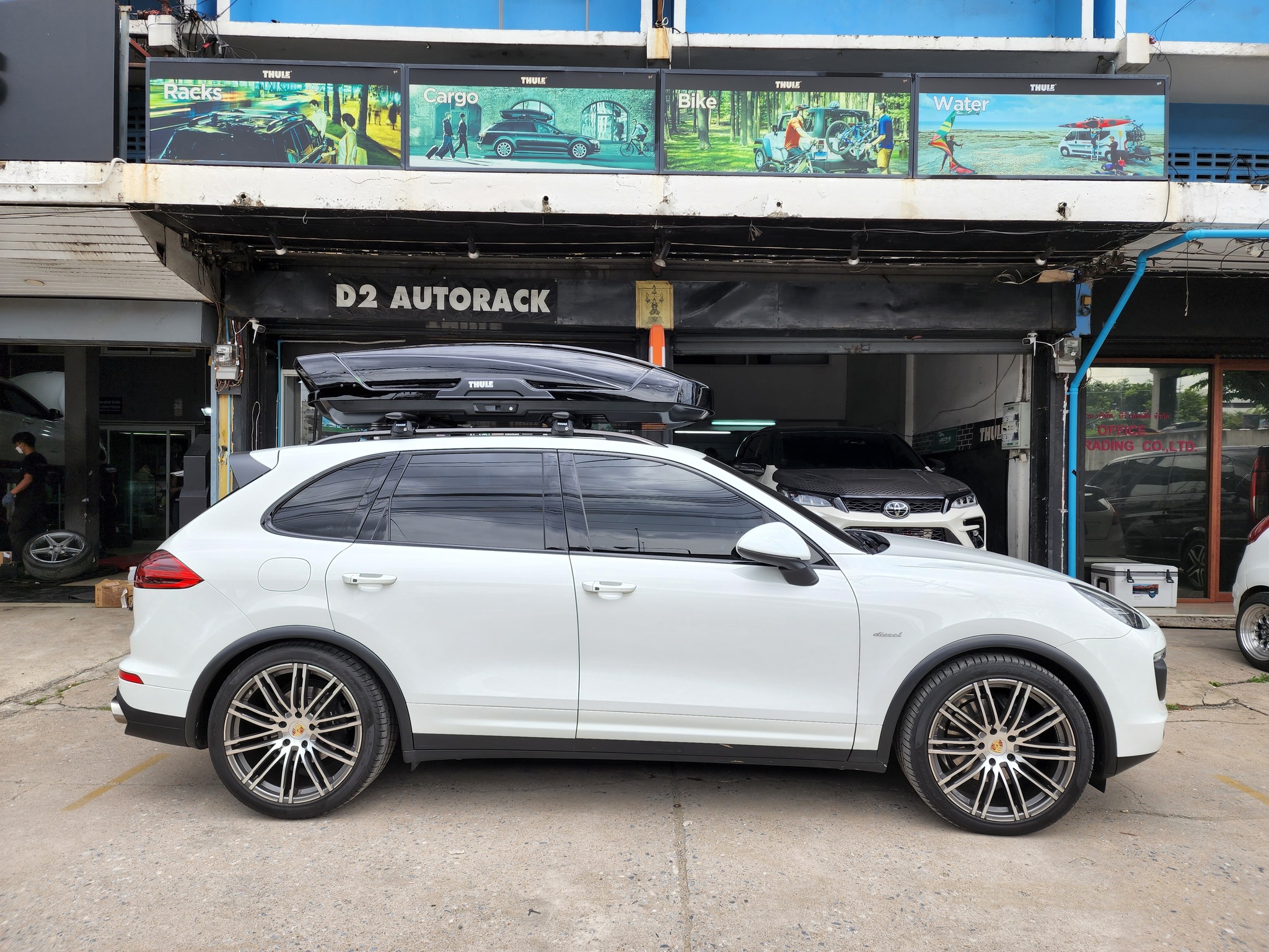 Porsche Cayenne ติดตั้ง กล่องใส่ของบนหลังคารถ THULE Roofbox รุ่น Motion XT Size XL