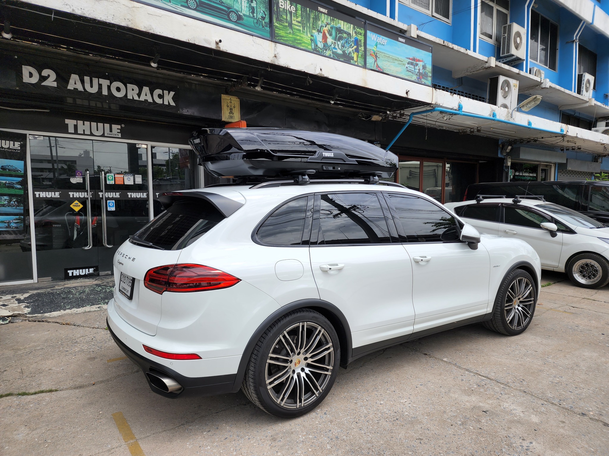 Porsche Cayenne ติดตั้ง roofbox THULE รุ่น Motion XT Size XL