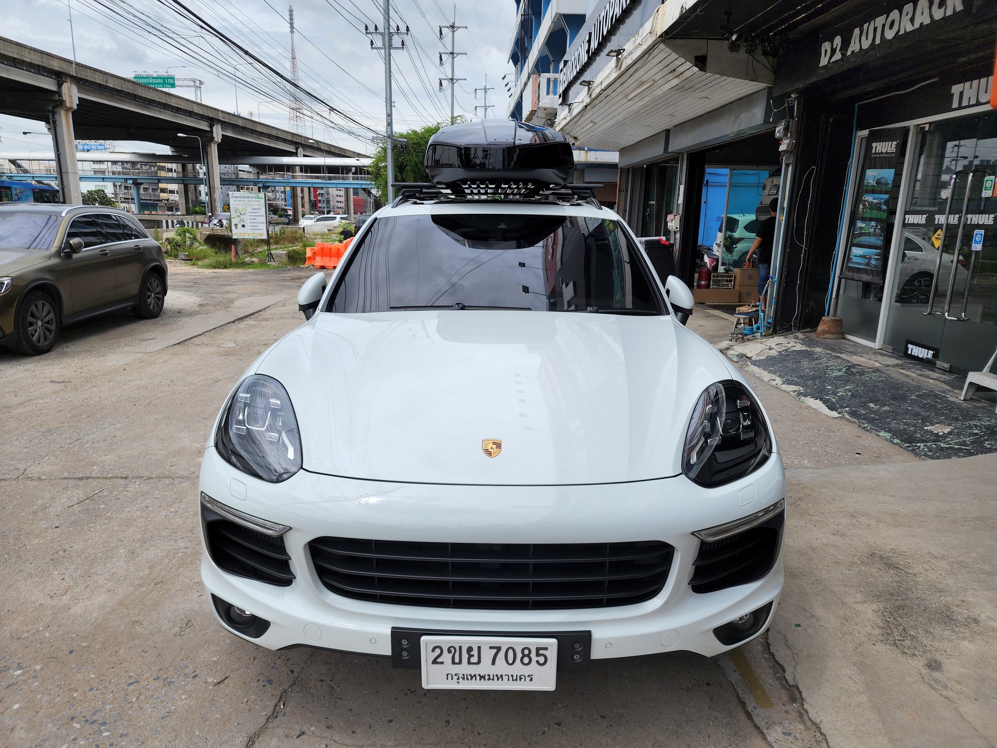 Porsche Cayenne ติดตั้ง กล่องสัมภาระบนหลังคา THULE Roofbox รุ่น Motion XT Size XL