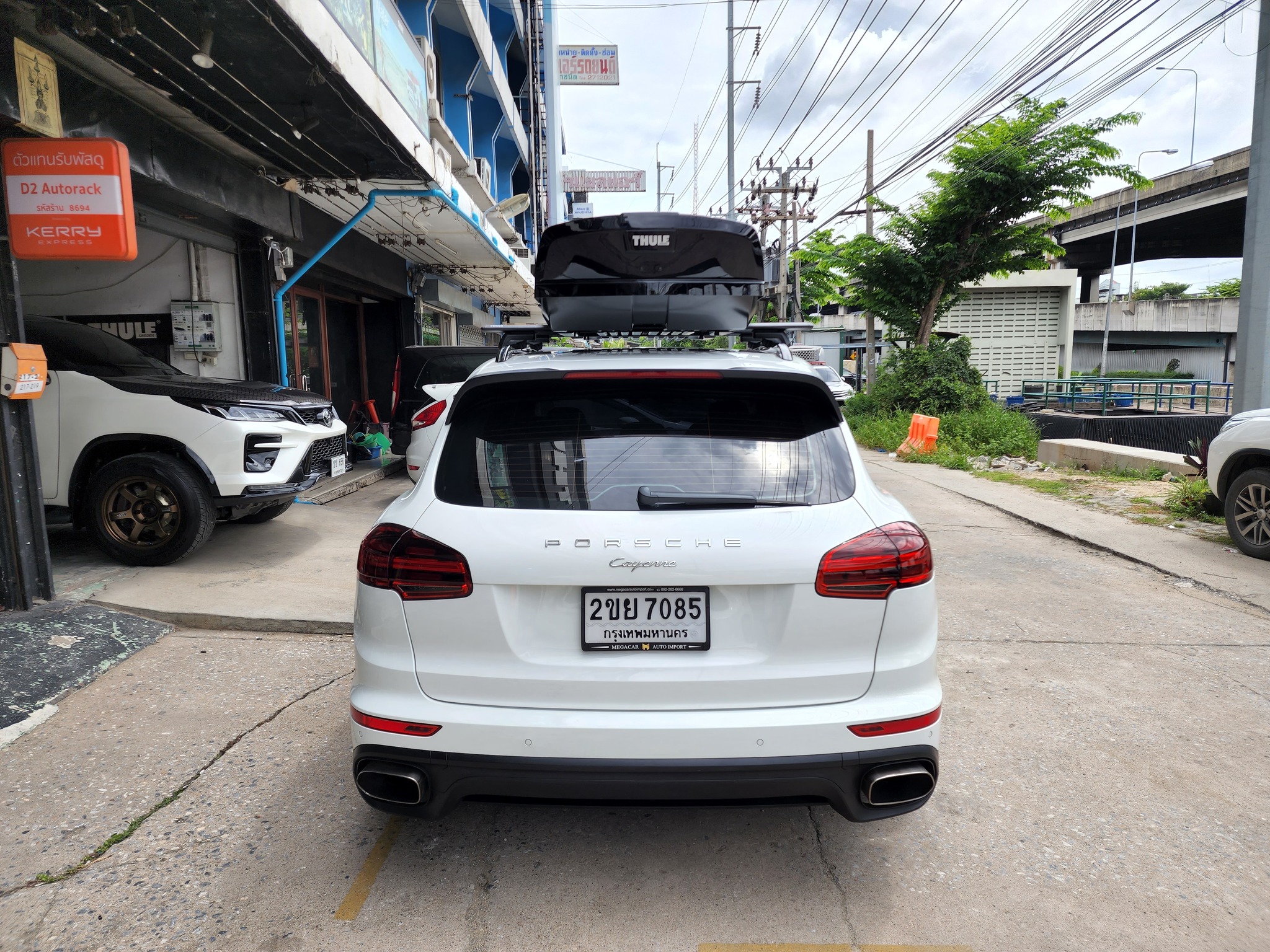 Porsche Cayenne ติดตั้ง กล่องหลังคารถ THULE Roofbox รุ่น Motion XT Size XL