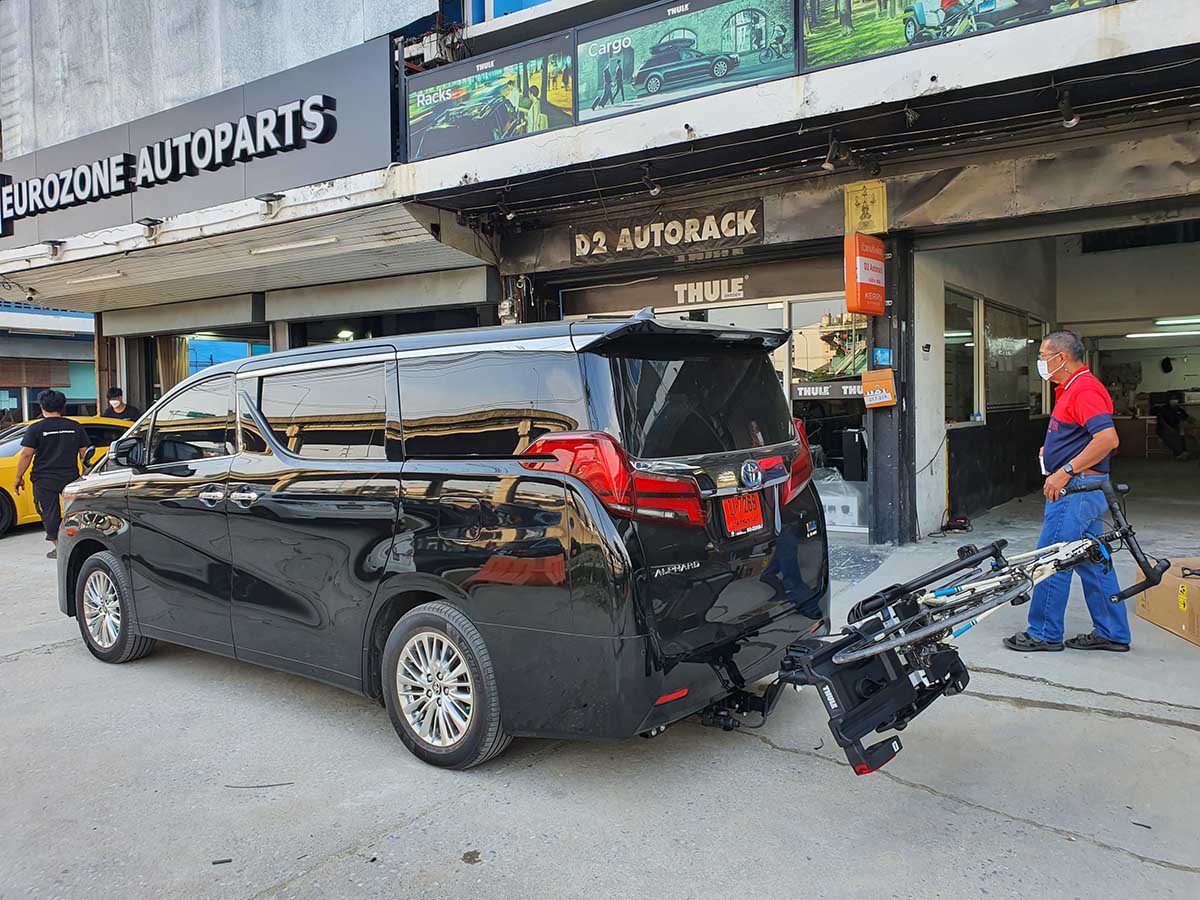 Toyota Alphard ติดตั้ง แร็ควางจักรยานท้ายรถ thule bikerack รุ่น Easyfold 933