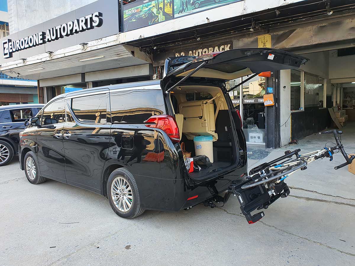 Toyota Alphard ติดตั้ง แร็คจักรยานท้ายรถมือสอง thule bikerack รุ่น Easyfold 933
