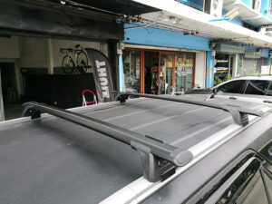 บาร์หลังคารถ YAKIMA Flush Rail รุ่น Through Bar FH02 ประกอบด้วย ชุดขาจับแร็ค YAKIMA + ชุดคานขวาง ครบชุด ขายrackหลังคาthuleแท้มือสอง ราวหลังคามือสอง