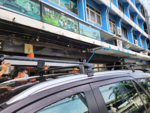 แร็คหลังคา YAKIMA Flush Rail รุ่น Through Bar FH02 ประกอบด้วย ชุดขาจับแร็ค YAKIMA + ชุดคานขวาง ครบชุด ขายึดแร็คหลังคามือสอง แร็คหลังคาเก๋ง ยากิมา thuleแร็คหลังคา