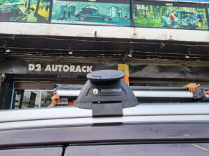 แร็คหลังคารถเก๋งมือสอง YAKIMA Flush Rail รุ่น Through Bar FH02 ประกอบด้วย ชุดขาจับแร็ค YAKIMA + ชุดคานขวาง ครบชุด แร็คหลังคาTHULE  แร็คหลังคารถเก๋งราคา ยากิมา ร้านแร็คหลังคา