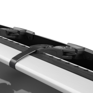 แผ่นบังลมบนหลังคา THULE Air Screen การติดตั้งกับ แร็คหลังคา โดยใช้สาย Strap รัดกับคานขวาง ไม่ต้องใช้อุปกรณ์อื่น ง่าย สะดวกต่อการติดตั้ง