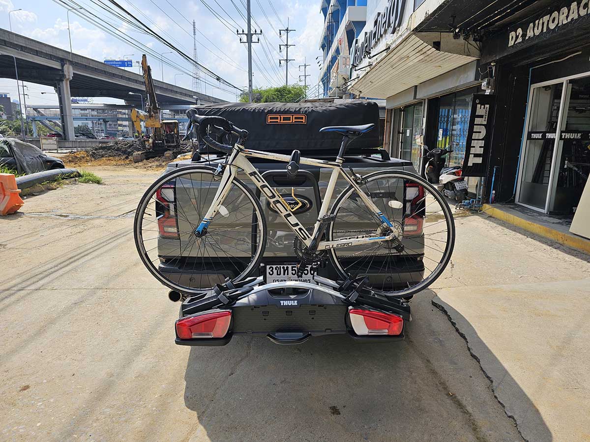 Ford Raptor ติดตั้ง แร็คจักรยานท้ายรถ thule bikerack รุ่น Velocompact 924