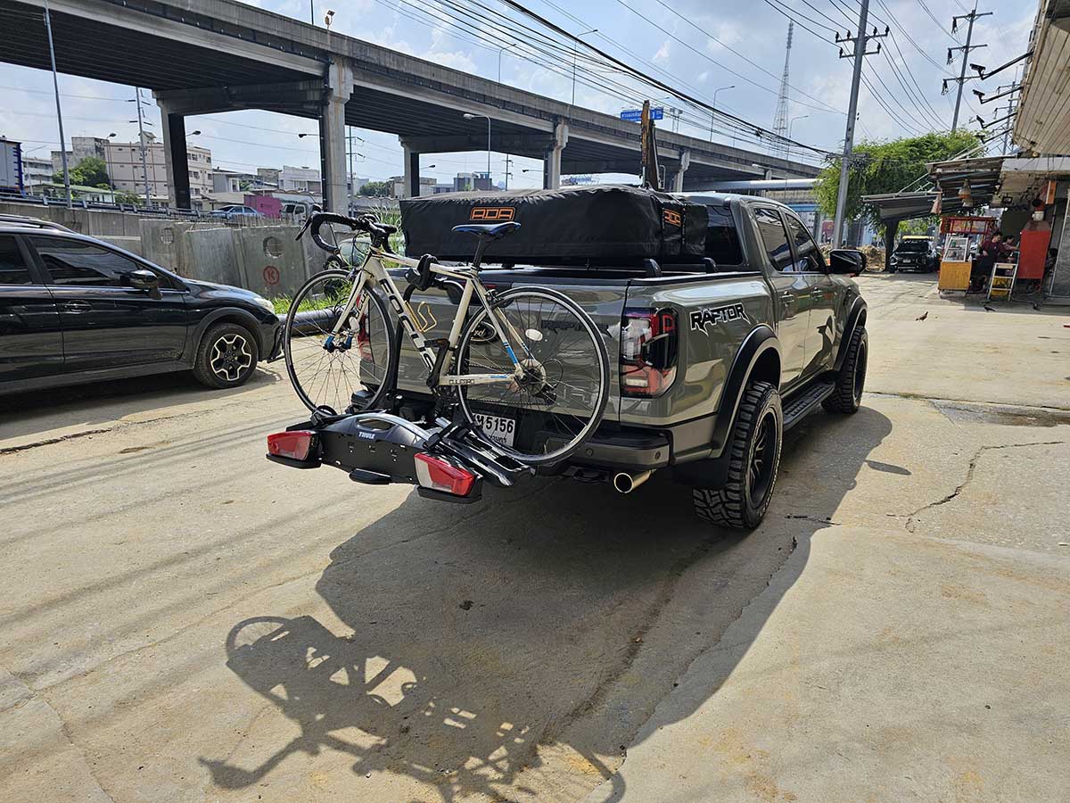 Ford Raptor ติดตั้ง แร็คจักรยานท้ายรถ thule bikerack รุ่น Velocompact 924
