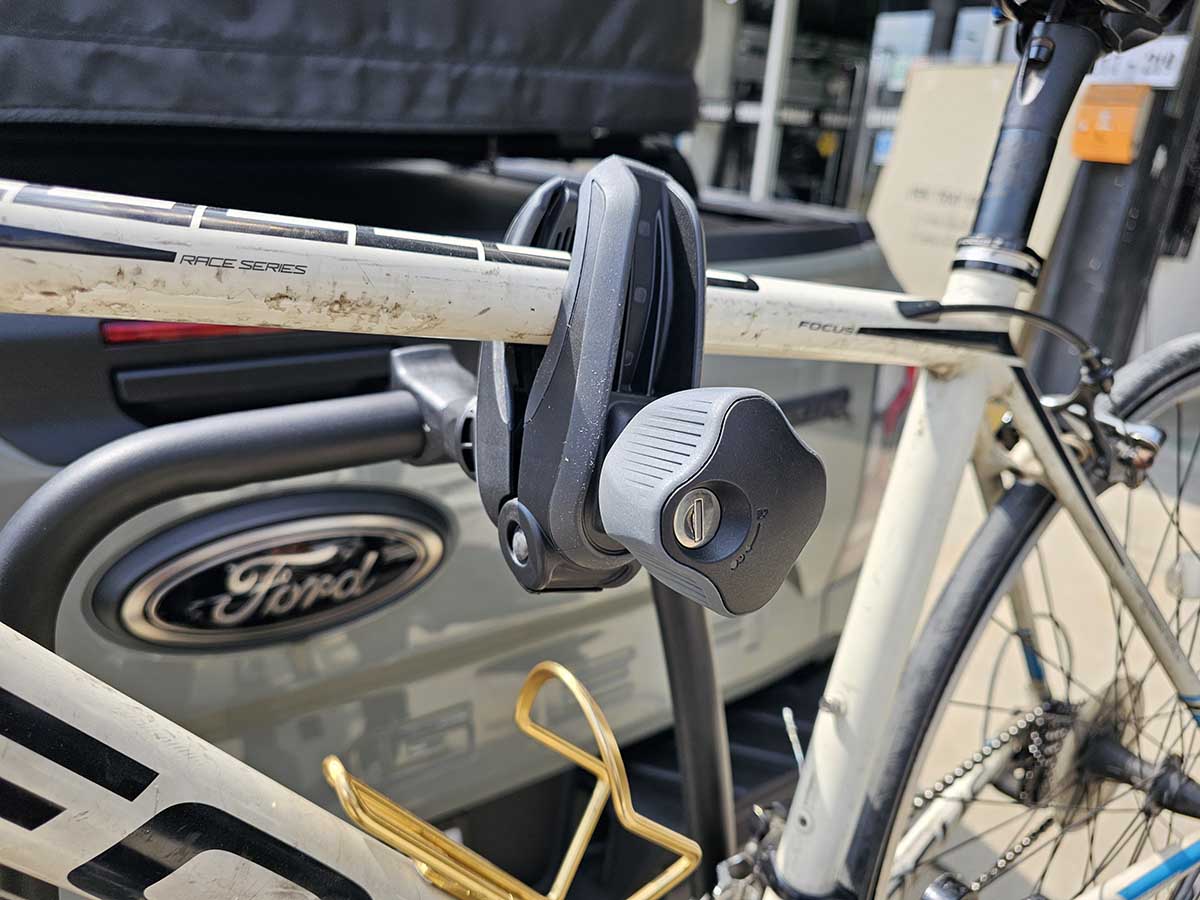 Ford Raptor ติดตั้ง แร็คบรรทุกจักรยานท้ายรถ thule bikerack รุ่น Velocompact 924