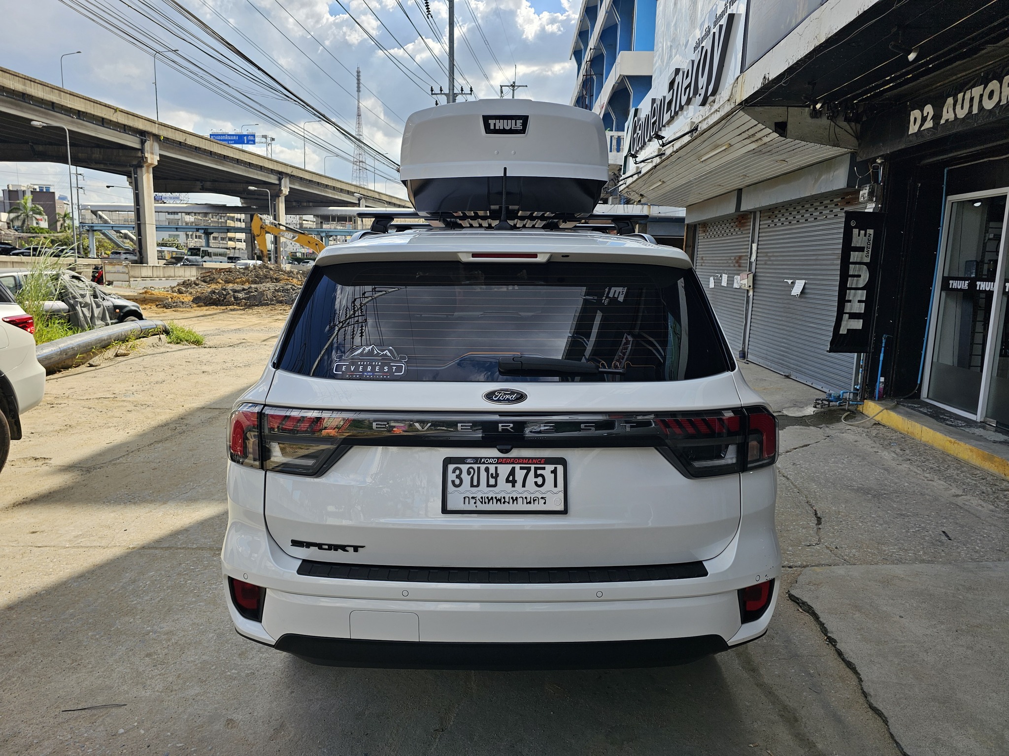 กล่องติดหลังคารถยนต์ THULE RoofBox Motion XT XL สี white grossy ติดตั้ง Ford Everest ฟอร์ด เอเวอเรสต์ Next gen