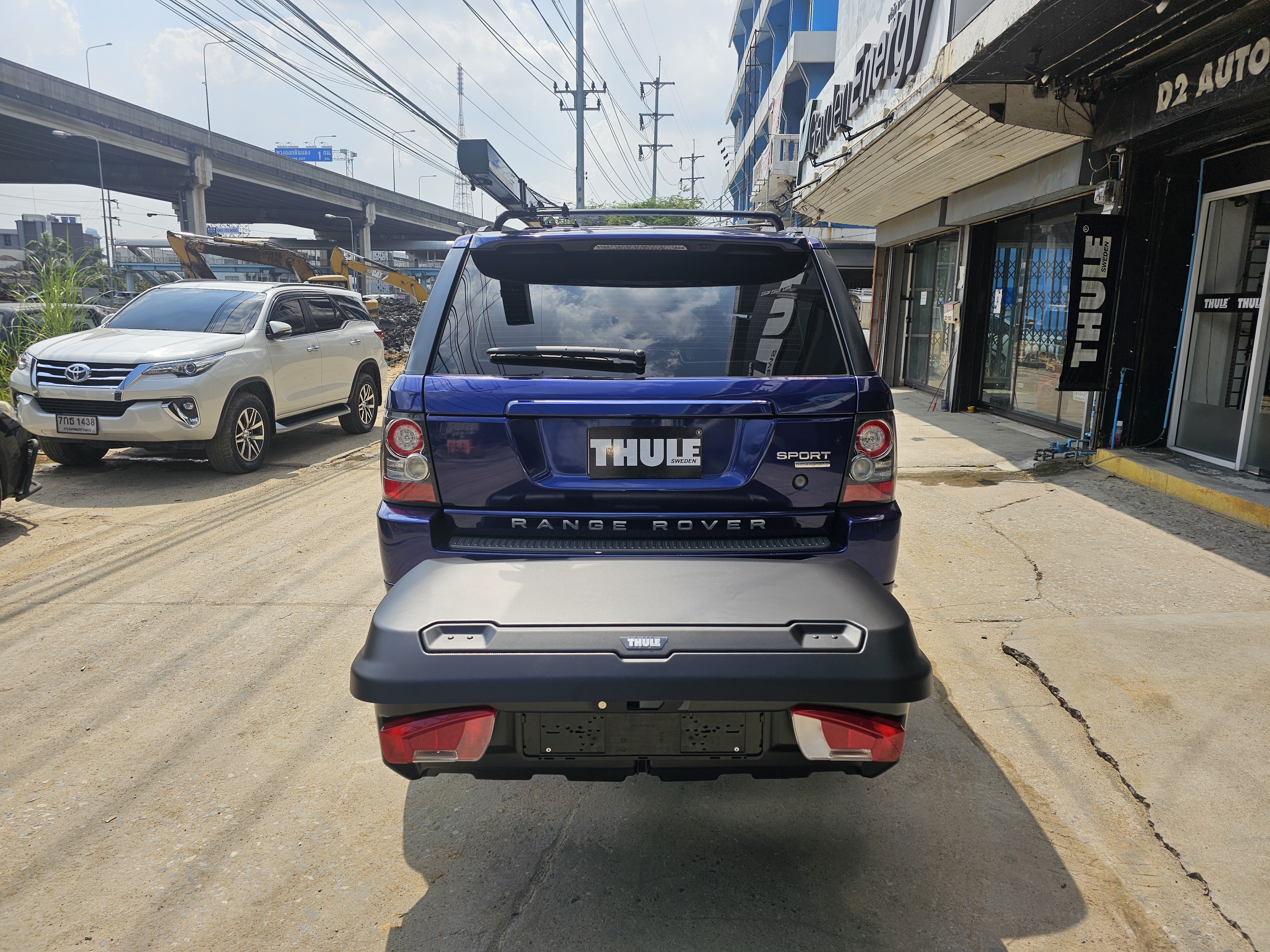 Range Rover Sport ติดตั้ง กล่องใส่ของท้ายรถ THULE Towbar Arcos Box