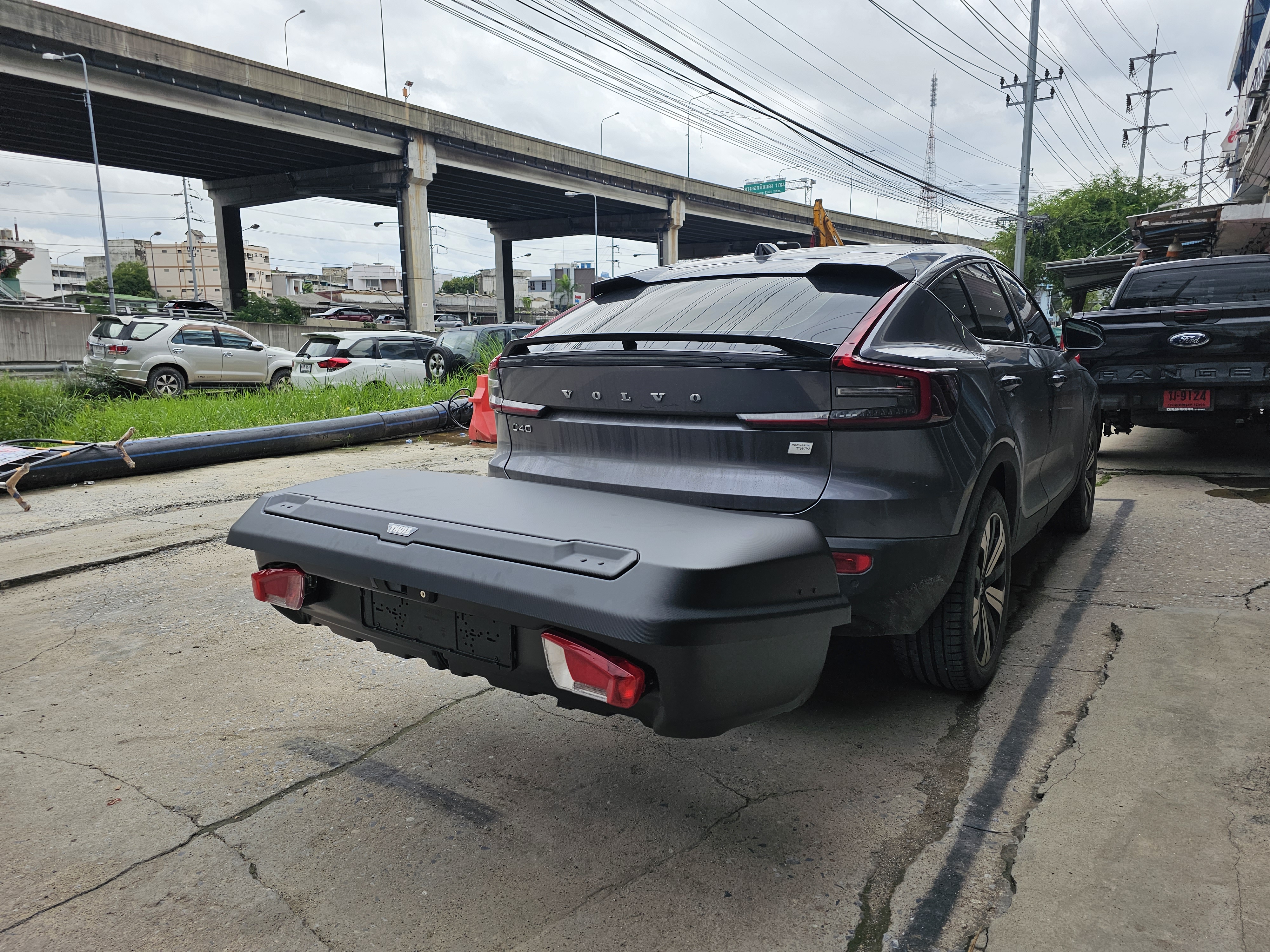 Volvo C40 ติดตั้ง ที่วางของท้ายรถ THULE Towbar box Arcos