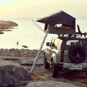 เต็นท์พับได้ RoofTop Tent ติดตั้งบนหลังคา THULE รุ่น Tepui Foothill วางชุดบรรทุกเรือ พร้อมกับเต็นท์หลังคา